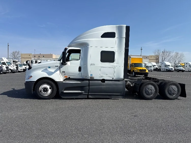 2023 International LT - image 4