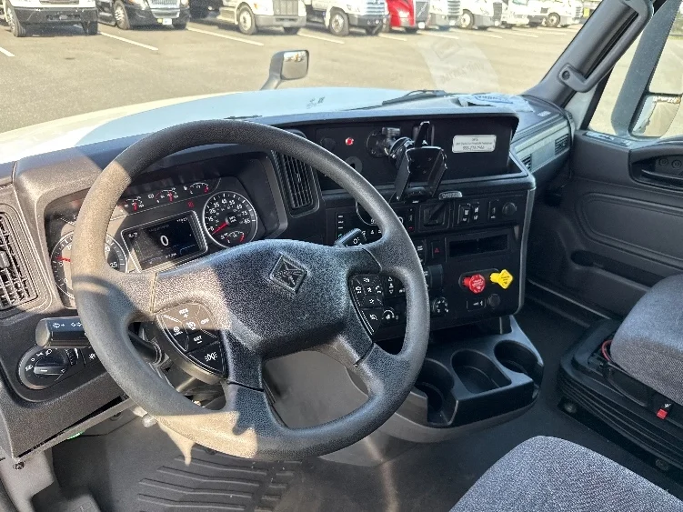 2023 International LT - image 10