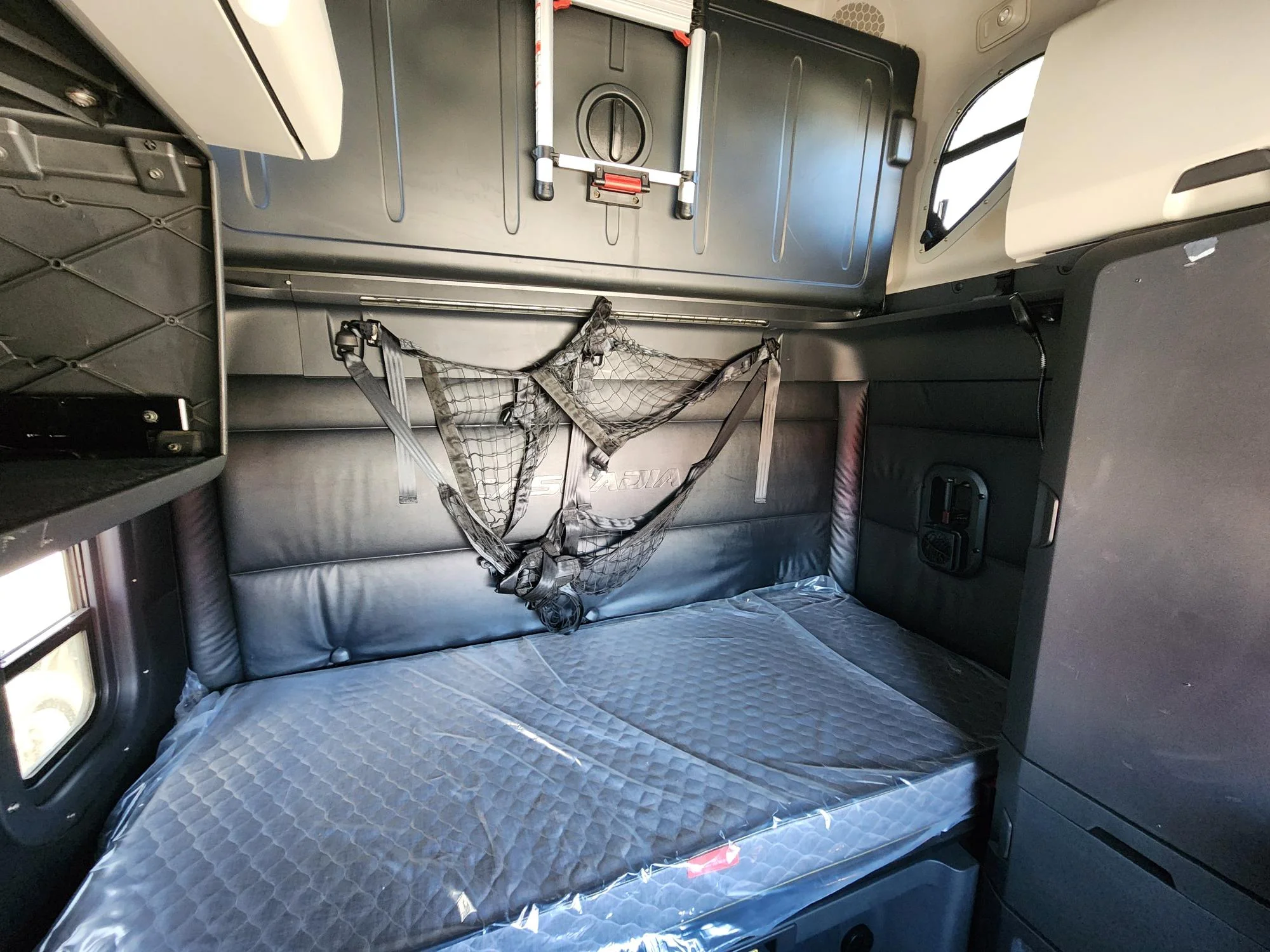 2023 Freightliner Cascadia in Fresno, CA — photo 12