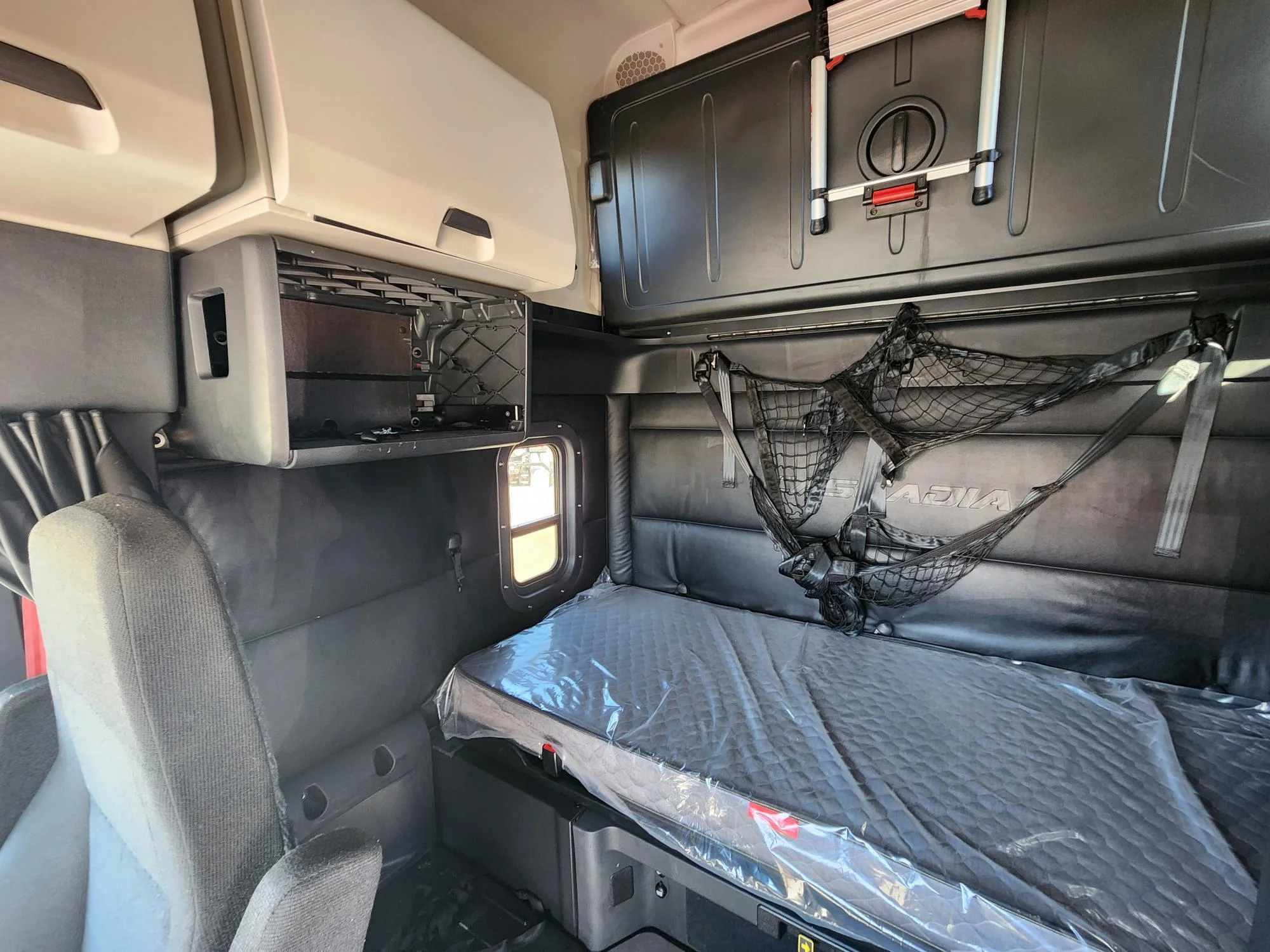 2023 Freightliner Cascadia in Fresno, CA — photo 5