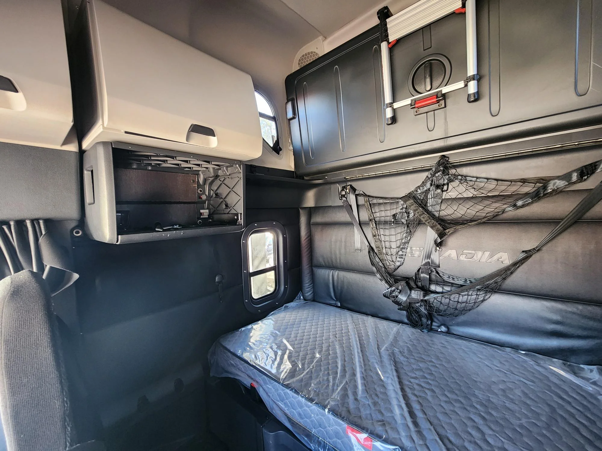 2023 Freightliner Cascadia in Fresno, CA — photo 11
