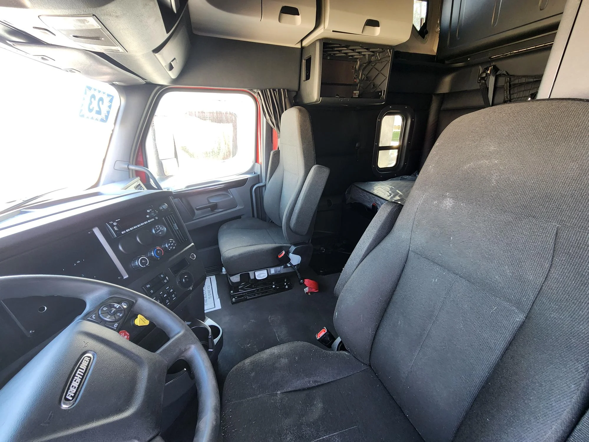 2023 Freightliner Cascadia in Fresno, CA — photo 9