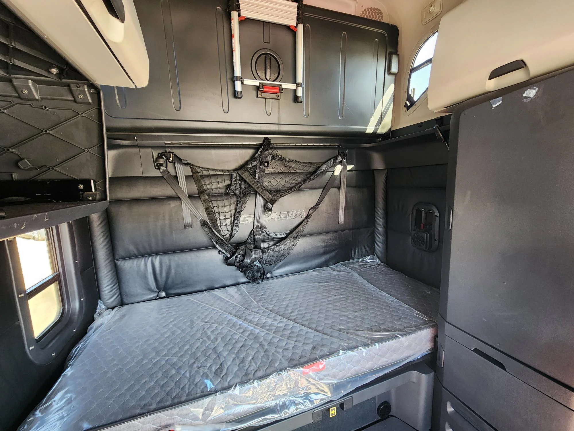 2023 Freightliner Cascadia in Fresno, CA — photo 6