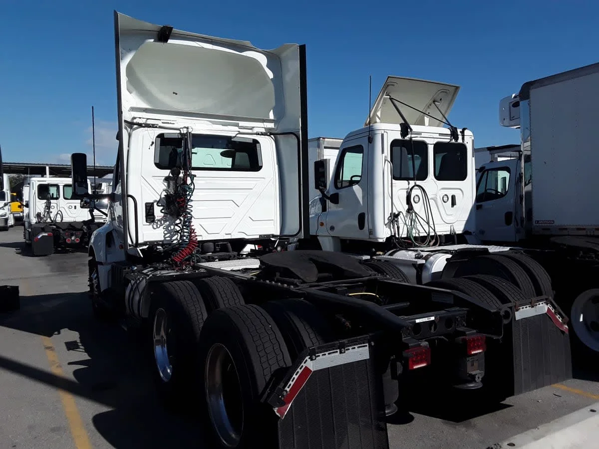 2020 International LT - image 6