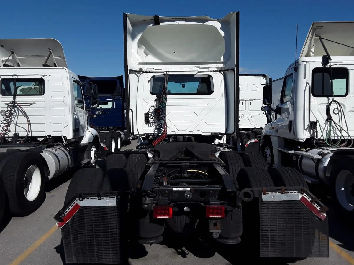 2020 International LT - image 5