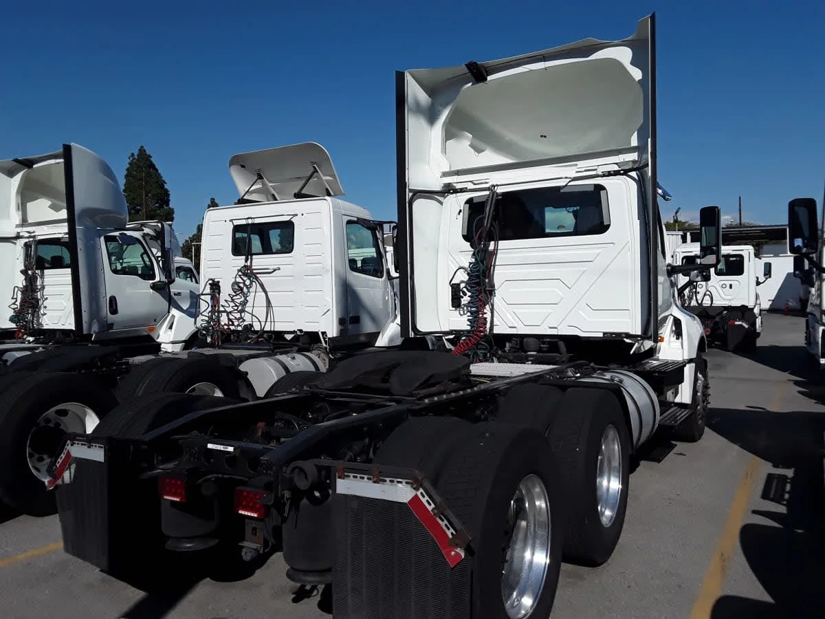 2020 International LT - image 4