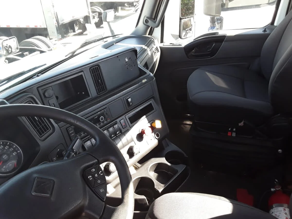 2020 International LT - image 7