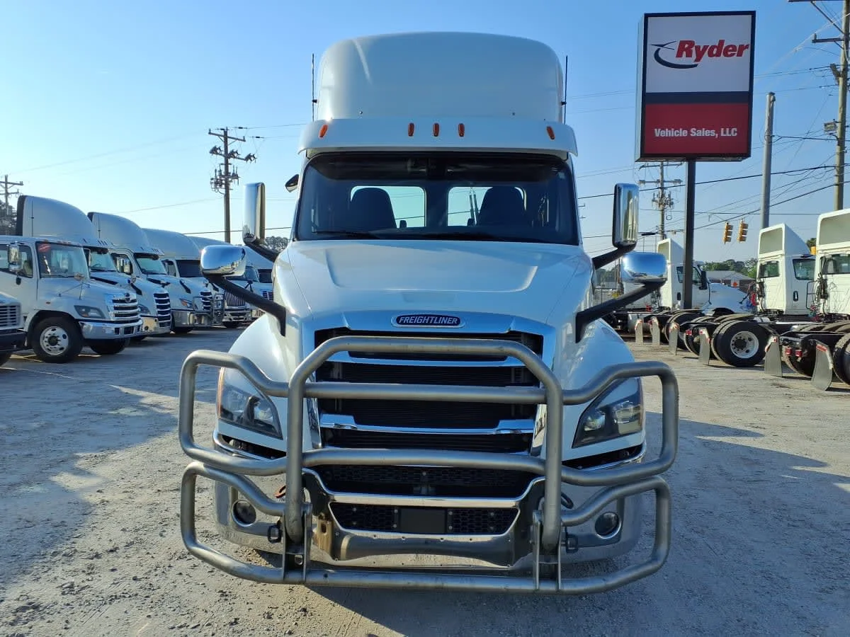 2020 Freightliner Cascadia in Greenville, SC — photo 2