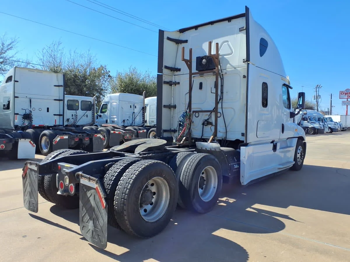 2020 Freightliner Cascadia in Houston, TX — photo 4