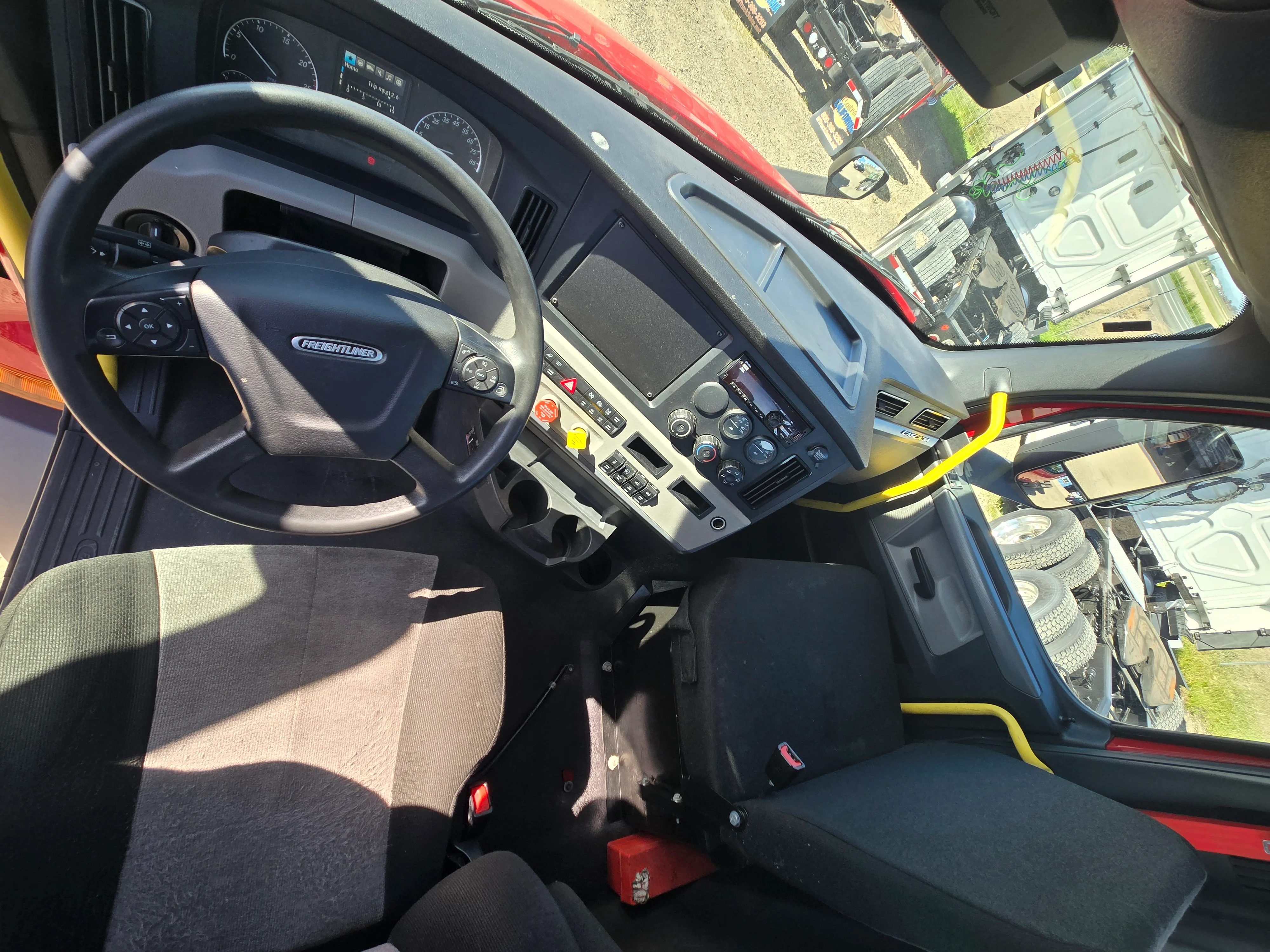 2021 Freightliner Cascadia in French Camp, CA — photo 10