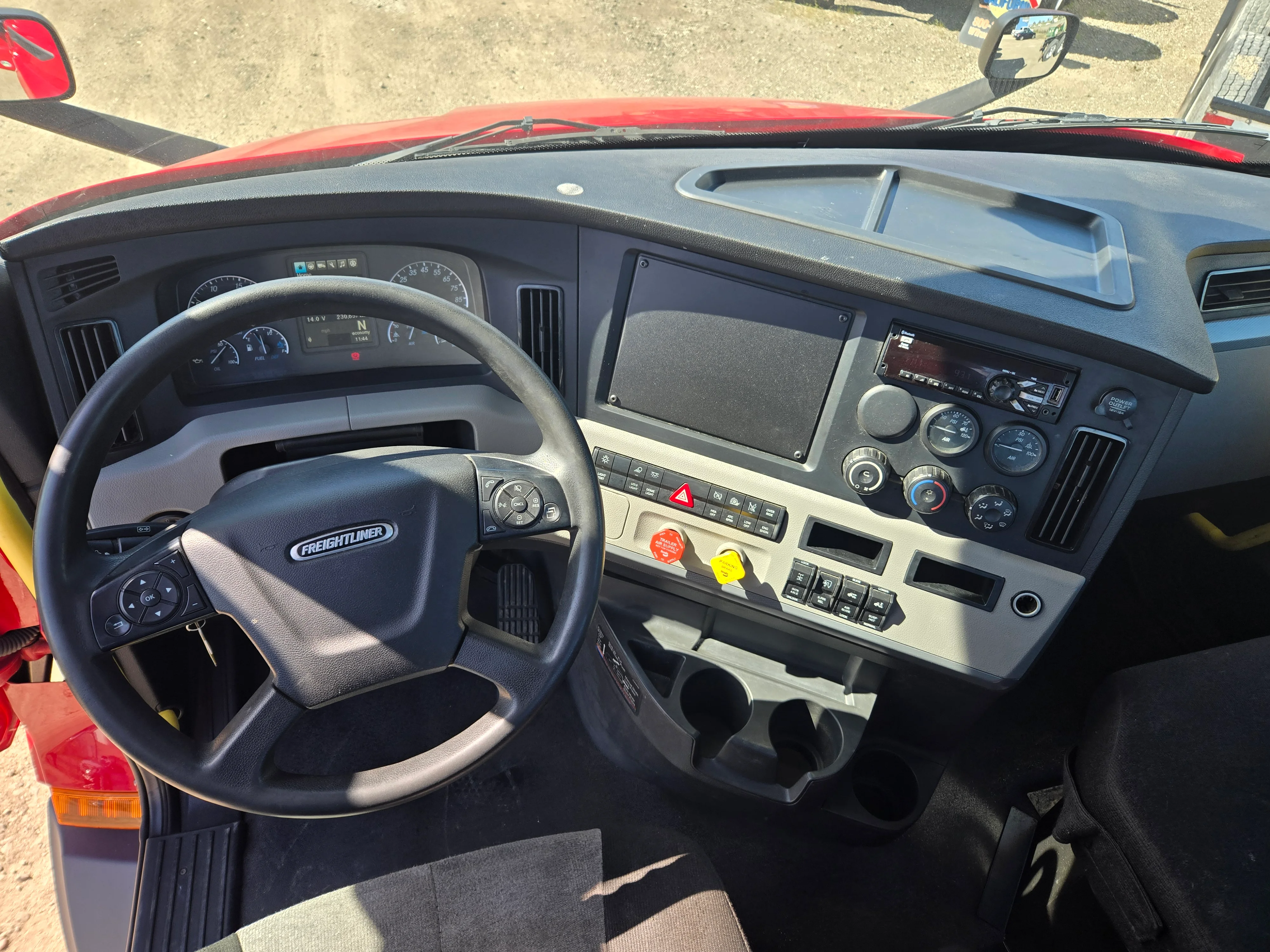 2021 Freightliner Cascadia in French Camp, CA — photo 9