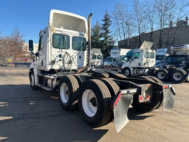 2019 Freightliner Cascadia in Jessup, PA — photo 5