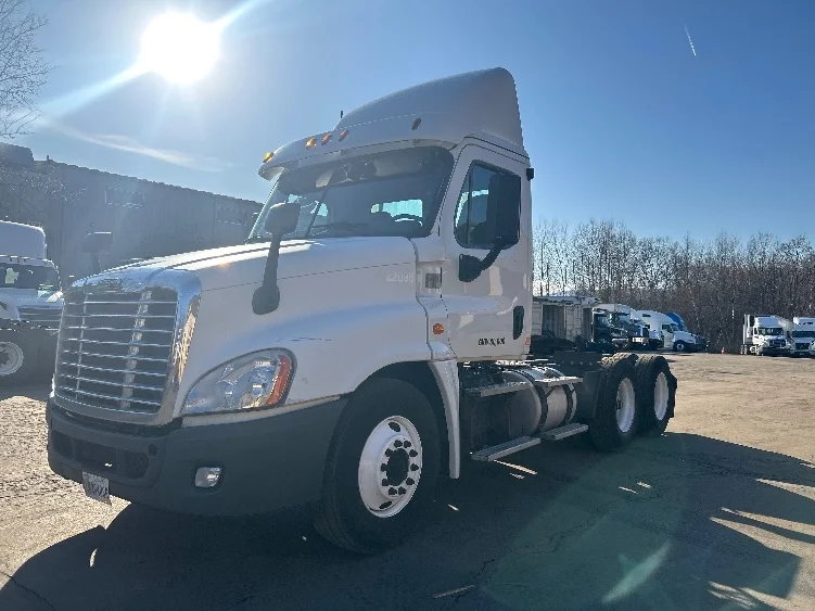 2019 Freightliner Cascadia in Jessup, PA — photo 3