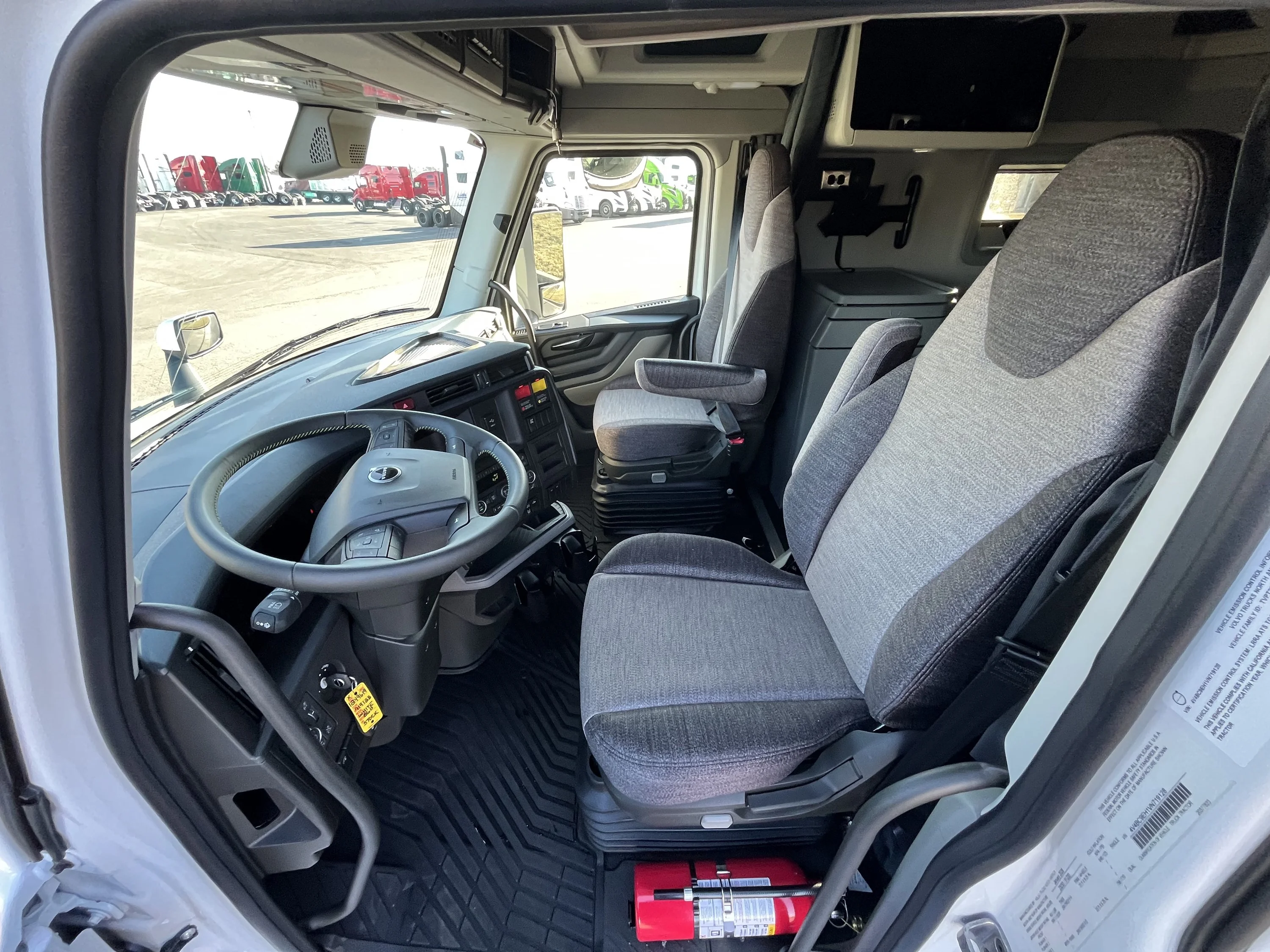 2027 Volvo VNL 860 in La Vergne — photo 9