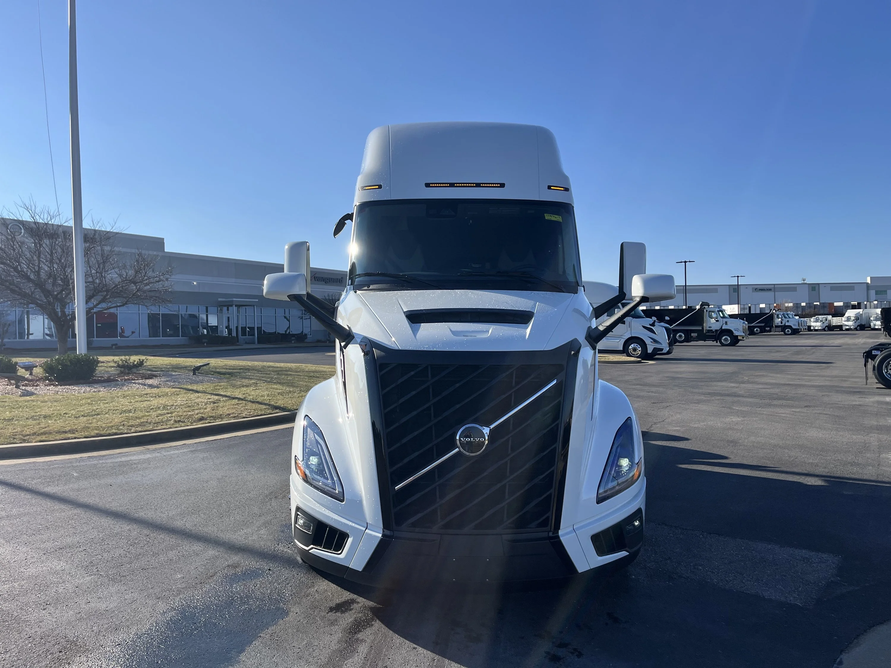 2027 Volvo VNL 860 in La Vergne — photo 8