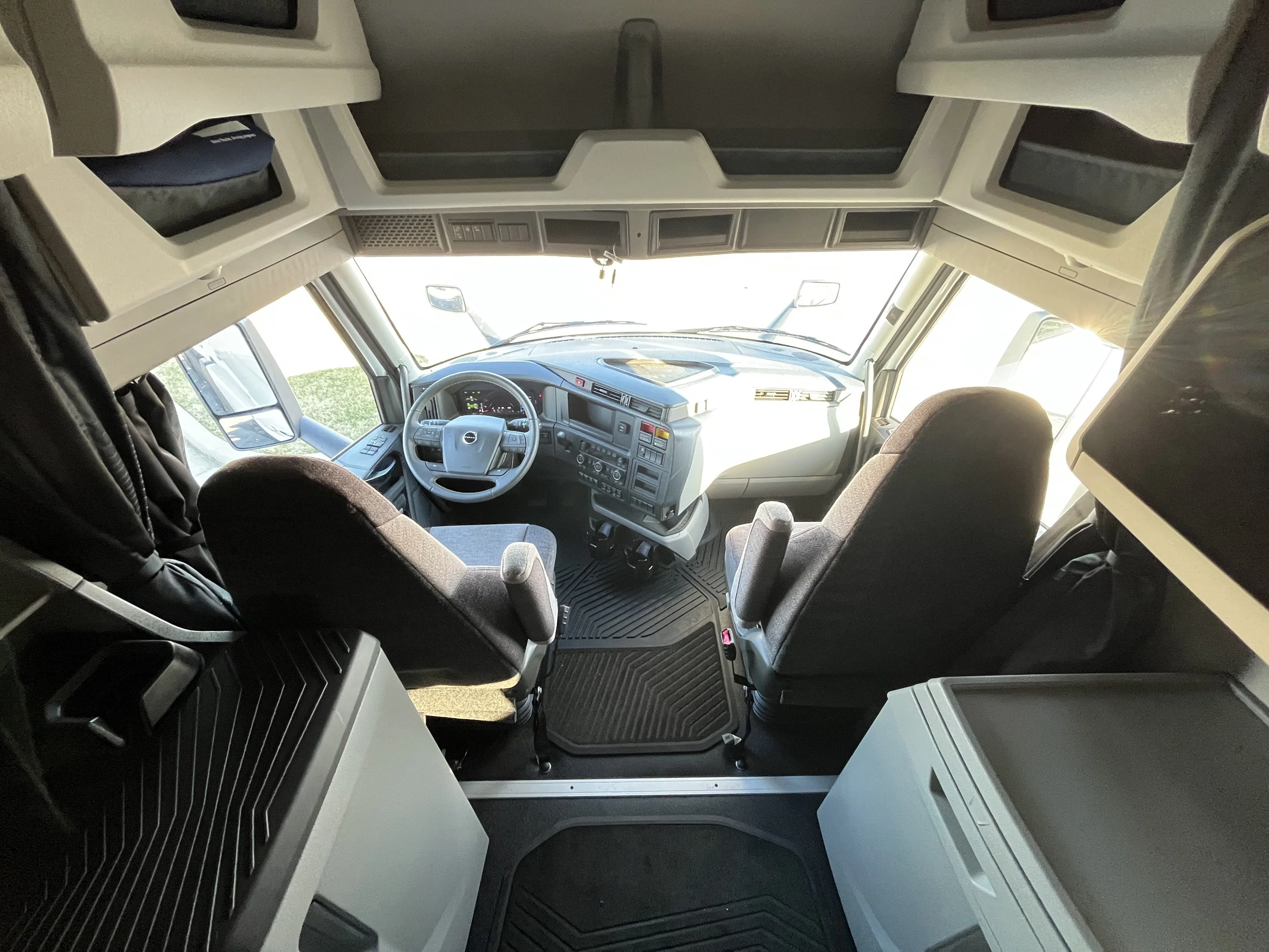 2027 Volvo VNL 860 in La Vergne — photo 18
