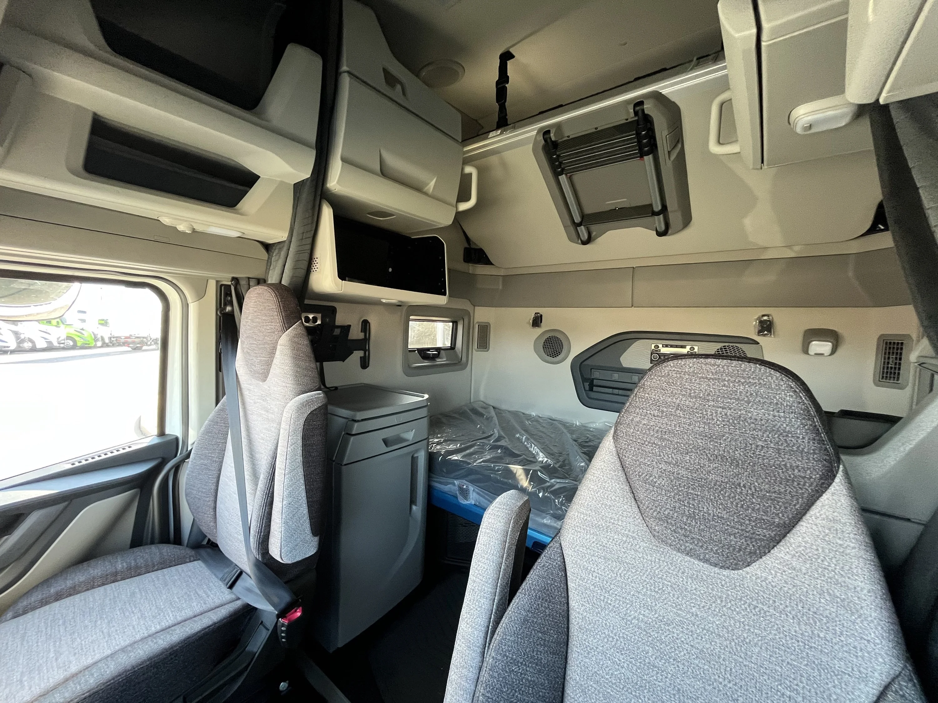 2027 Volvo VNL 860 in La Vergne — photo 12