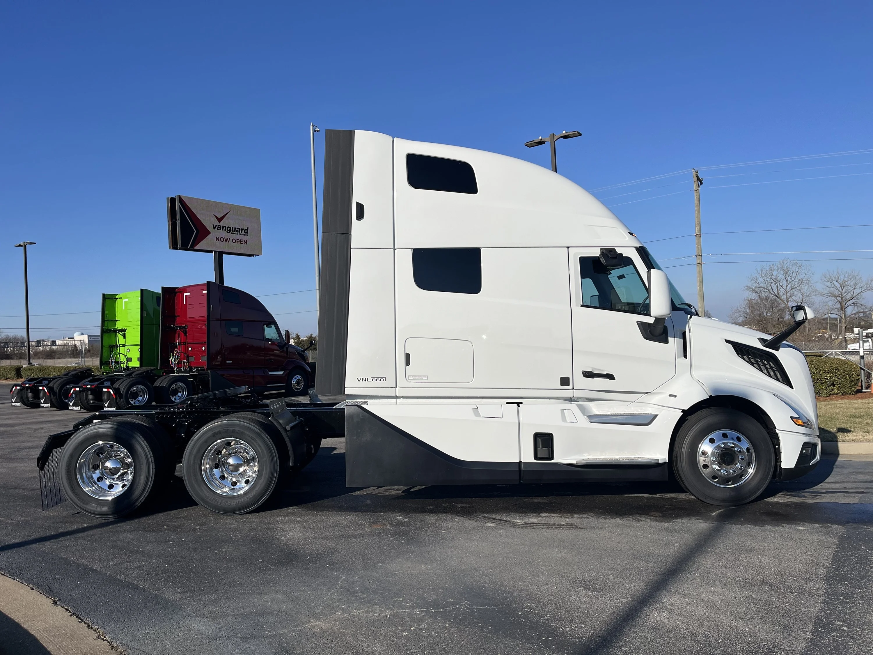 2027 Volvo VNL 860 in La Vergne — photo 2