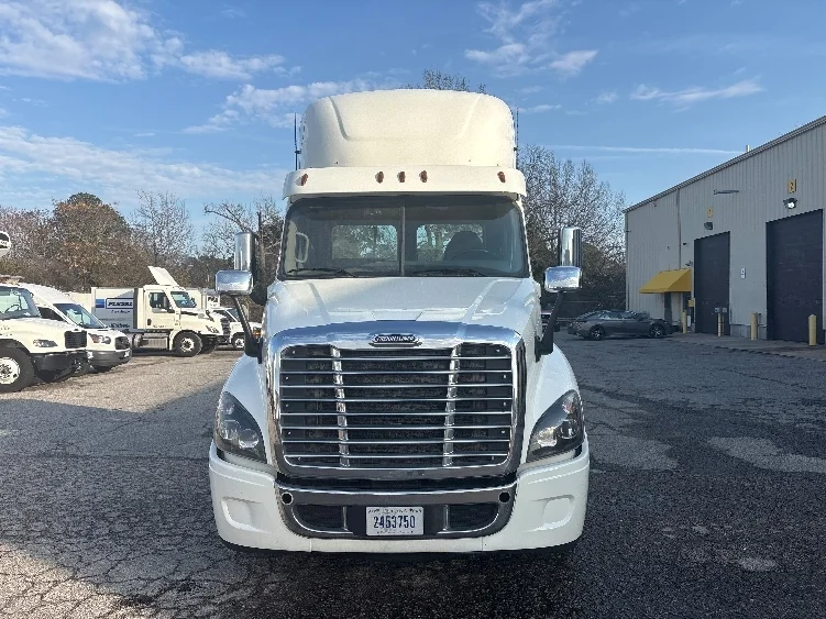 2017 Freightliner Cascadia - image 2