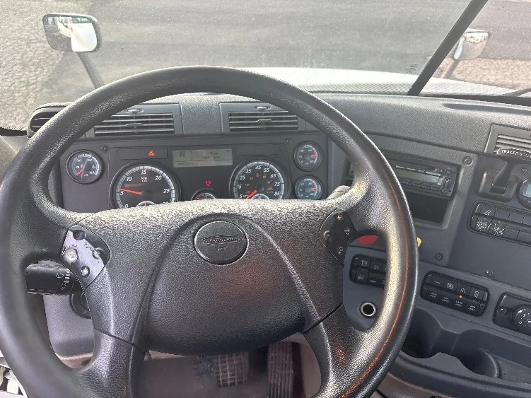 2017 Freightliner Cascadia - image 10