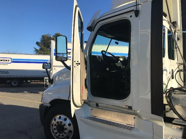 2017 Freightliner Cascadia - image 8