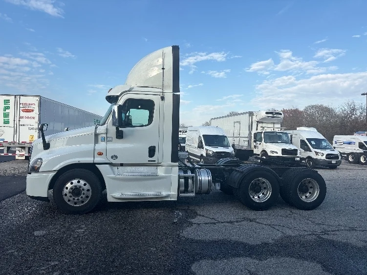 2017 Freightliner Cascadia - image 3