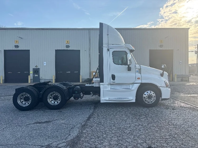 2017 Freightliner Cascadia - image 7