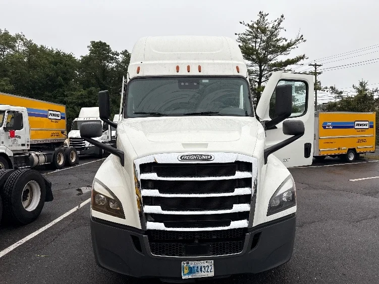 2022 Freightliner Cascadia in Monmouth Junction, NJ — photo 2