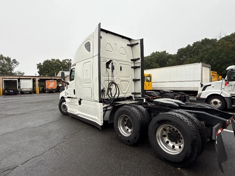 2022 Freightliner Cascadia in Monmouth Junction, NJ — photo 5