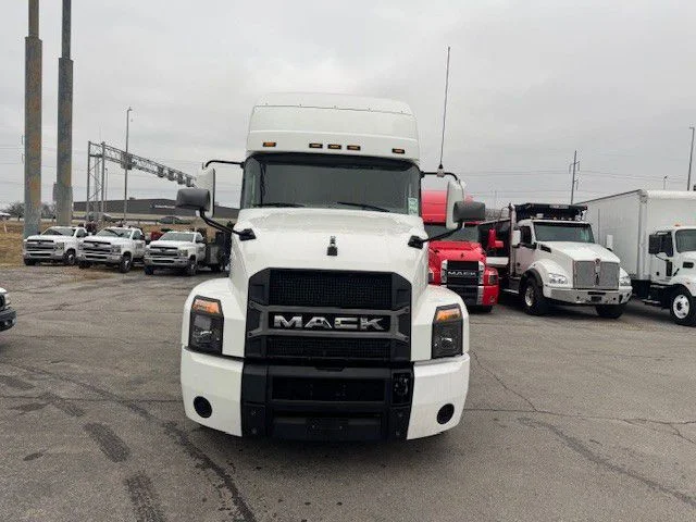 2020 Mack Anthem - image 3