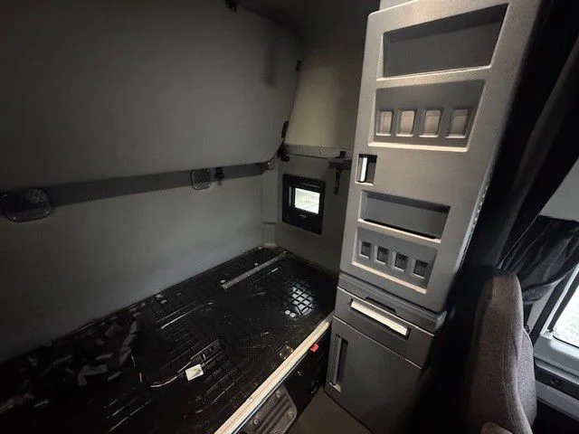 2020 Mack Anthem - image 18