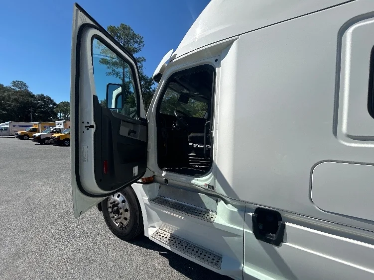 2022 Freightliner Cascadia - image 9