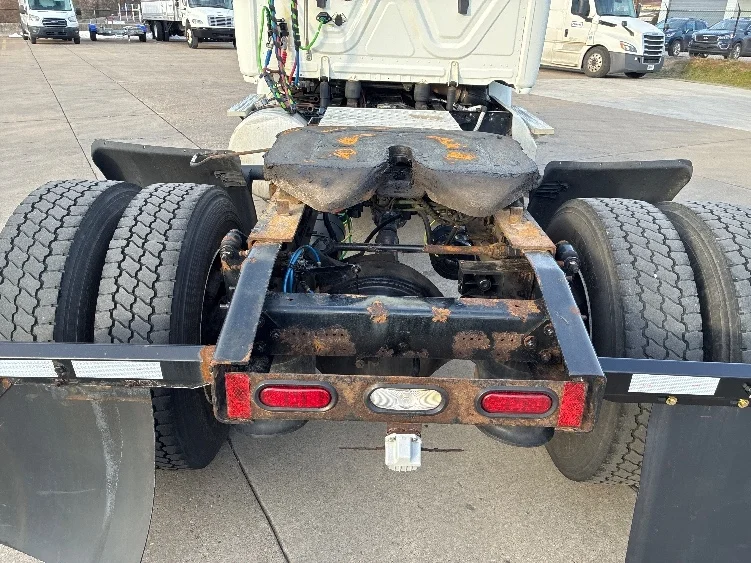 2018 Freightliner Cascadia - image 6