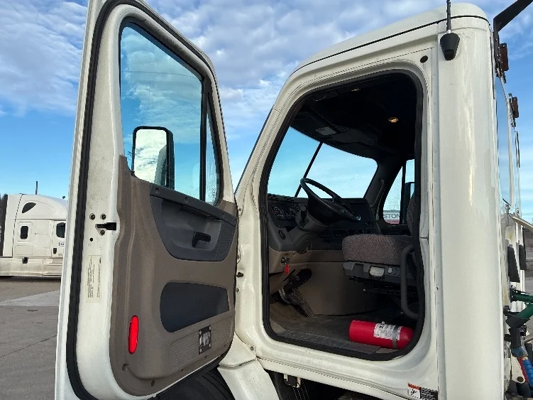 2018 Freightliner Cascadia - image 9