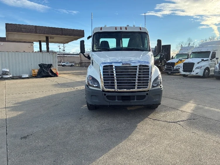 2018 Freightliner Cascadia - image 2
