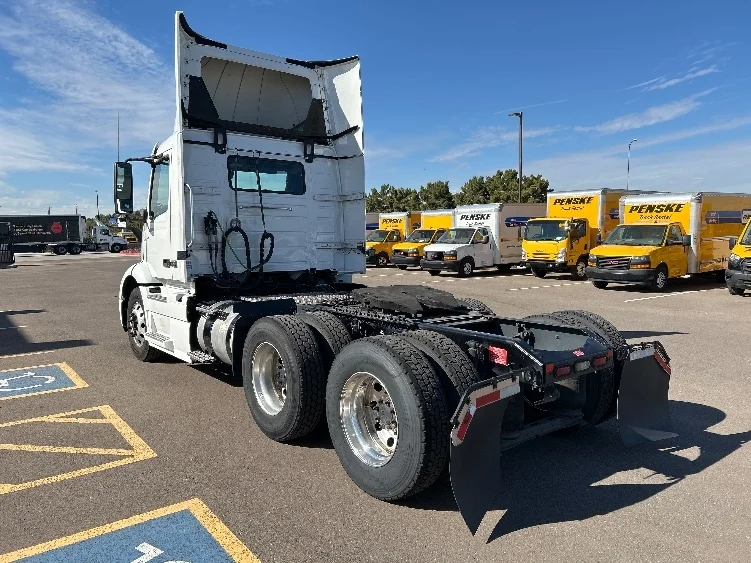 2021 Volvo VNR 640 in Torrance, CA — photo 5