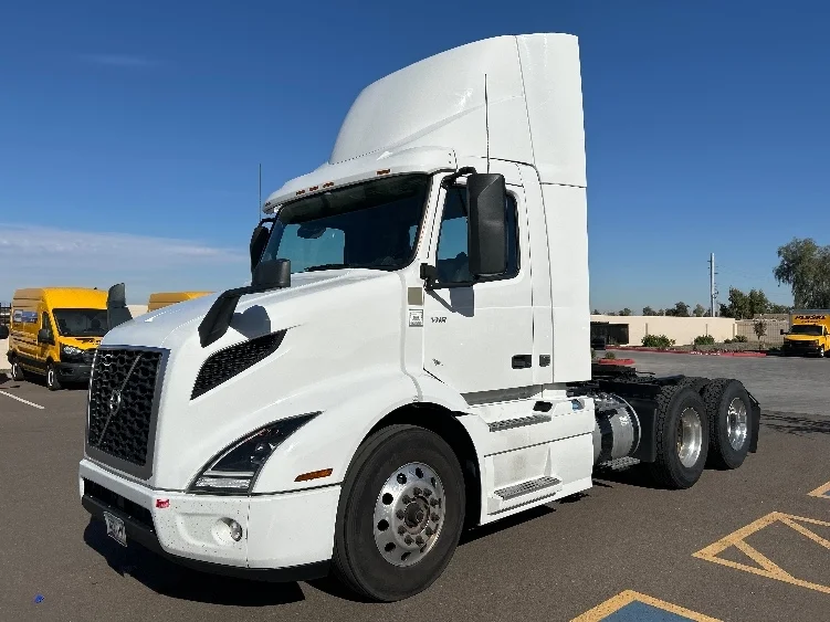 2021 Volvo VNR 640 in Phoenix, AZ — photo 3