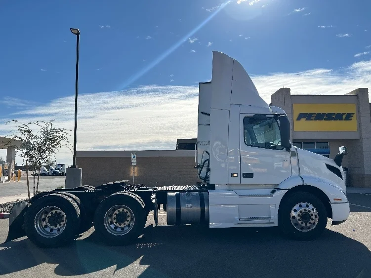2021 Volvo VNR 640 in Phoenix, AZ — photo 8