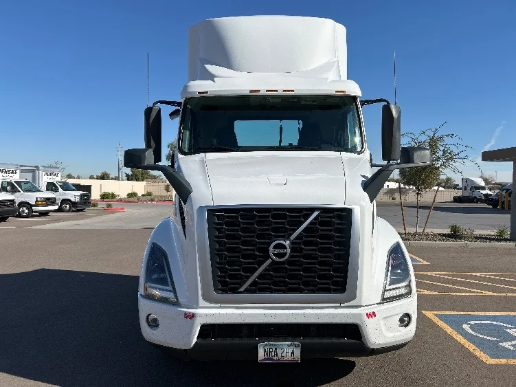 2021 Volvo VNR 640 in Torrance, CA — photo 2