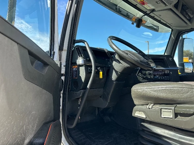2021 Volvo VNR 640 in Phoenix, AZ — photo 9