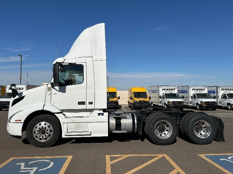 2021 Volvo VNR 640 in Torrance, CA — photo 4