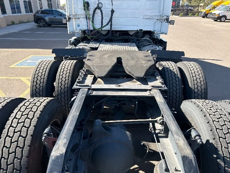 2021 Volvo VNR 640 in Phoenix, AZ — photo 6