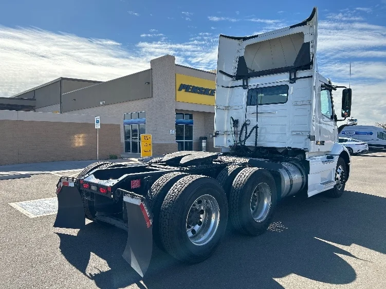 2021 Volvo VNR 640 in Phoenix, AZ — photo 7