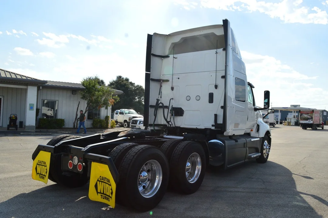 2022 International LT - image 5