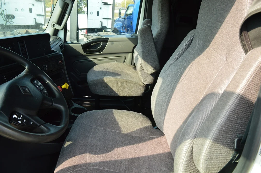 2022 International LT - image 12