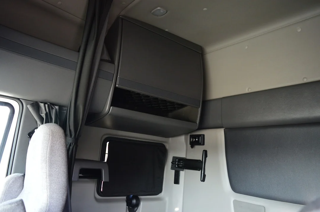 2022 International LT - image 15