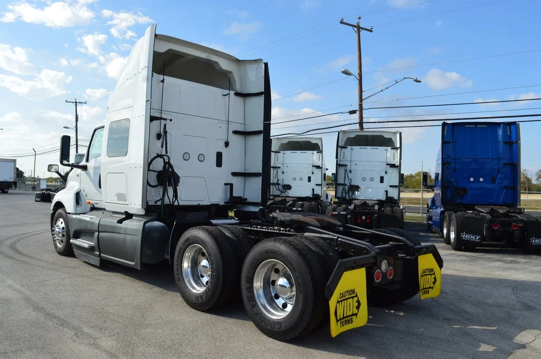 2022 International LT - image 7