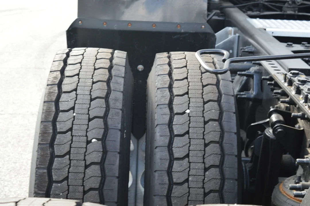 2022 International LT - image 11