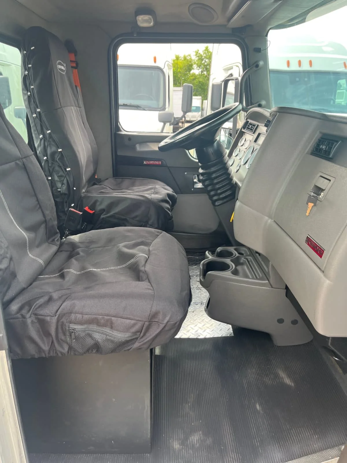 2021 Kenworth T370 in Minneapolis, MN — photo 10