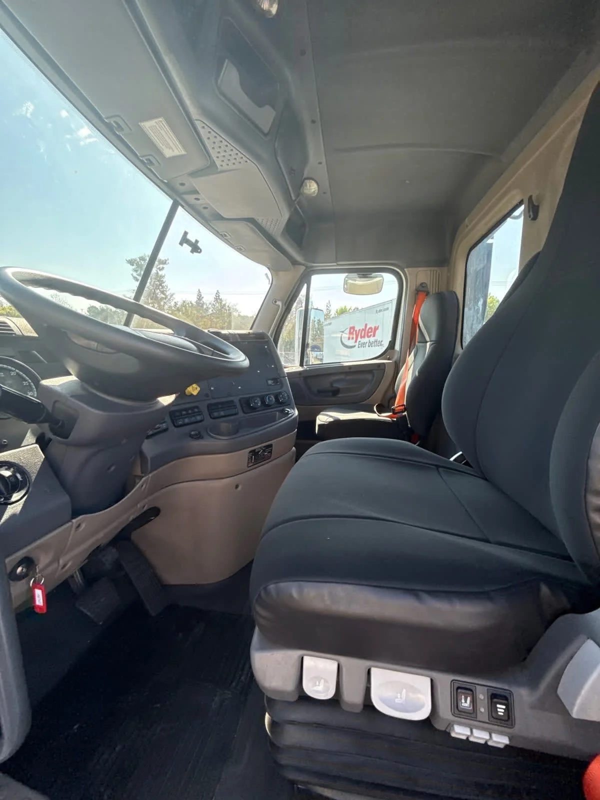 2017 Freightliner Cascadia - image 7